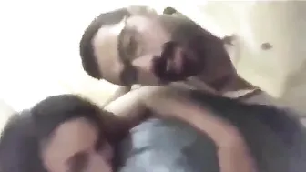 بيصور صاحبته الشرموطة وهي بتتناك على السرير