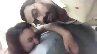 بيصور صاحبته الشرموطة وهي بتتناك على السرير