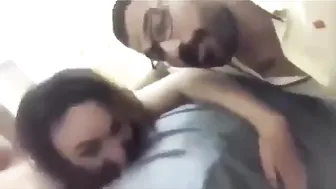 بيصور صاحبته الشرموطة وهي بتتناك على السرير