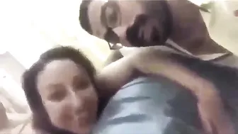 بيصور صاحبته الشرموطة وهي بتتناك على السرير