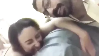 بيصور صاحبته الشرموطة وهي بتتناك على السرير