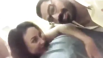 بيصور صاحبته الشرموطة وهي بتتناك على السرير