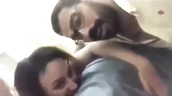 بيصور صاحبته الشرموطة وهي بتتناك على السرير