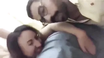 بيصور صاحبته الشرموطة وهي بتتناك على السرير
