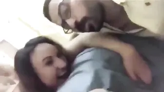 بيصور صاحبته الشرموطة وهي بتتناك على السرير