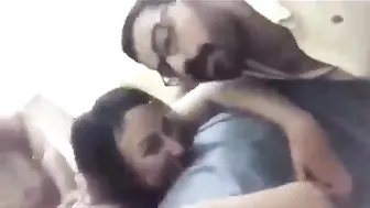 بيصور صاحبته الشرموطة وهي بتتناك على السرير