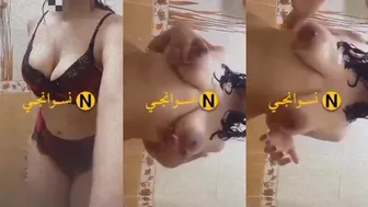 مصرية بتدخل الاحمام وبتطلع بزازها الكبيرة وتقفشهم