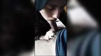 محجبه محترفه في مص الازبار مع حبيبها بتمص وتبلع زبه كامل
