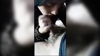 محجبه محترفه في مص الازبار مع حبيبها بتمص وتبلع زبه كامل
