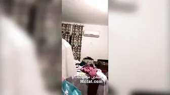 فرسه ديوثها بيصورها وهي قالعه هدومها كلها وبزازها كبيره