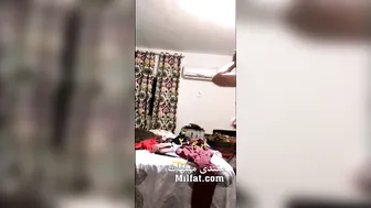 فرسه ديوثها بيصورها وهي قالعه هدومها كلها وبزازها كبيره