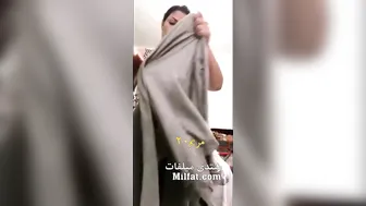 فرسه ديوثها بيصورها وهي قالعه هدومها كلها وبزازها كبيره