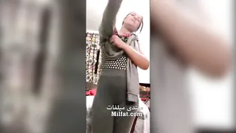 فرسه ديوثها بيصورها وهي قالعه هدومها كلها وبزازها كبيره
