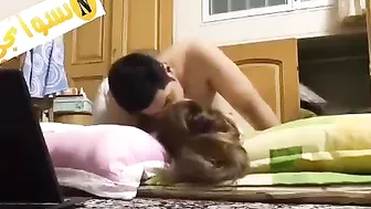 بنوته حبيبها راكب فوقها ونازل في بزازها تقفيش وينيك كسها