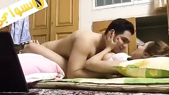 بنوته حبيبها راكب فوقها ونازل في بزازها تقفيش وينيك كسها