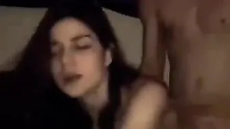 بنوته جميله طيزها جامده عشيقها نازل نيك خلفي وتتصور
