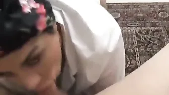خليجية محجبة بتمص الزب بكل هيجان وتتناك خلفي عنيف