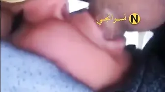 شرموطة محجبة واخده زب جارها في بوقها وتمصه