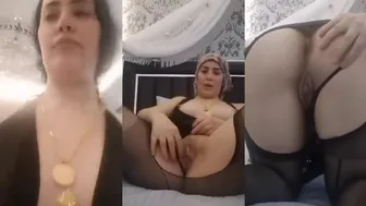 مدام مصرية على السرير بتجيبهم وتعرض كسها المولع