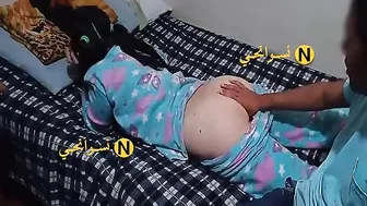 شرموطة اخوها بينزل في طيزها لعب وهي تستمتع