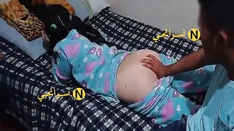 شرموطة اخوها بينزل في طيزها لعب وهي تستمتع