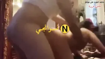في ليلة الدخلة جوزها الديوث بيصورها وهو بينيكها