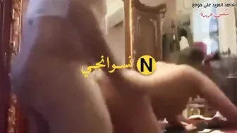 في ليلة الدخلة جوزها الديوث بيصورها وهو بينيكها