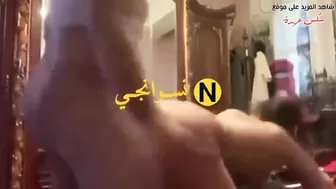 في ليلة الدخلة جوزها الديوث بيصورها وهو بينيكها
