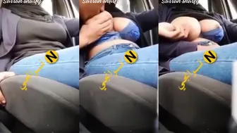 شرموطة خليجية صديقها يقفش بزازها في السيارة