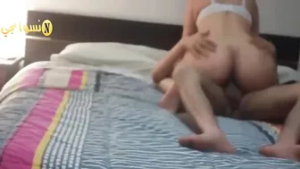 واخد حبيبته الخليجية على زبه ومش راحم طيزها نيك