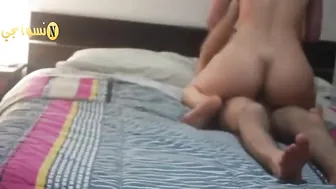 واخد حبيبته الخليجية على زبه ومش راحم طيزها نيك