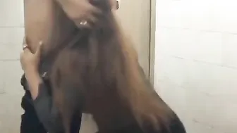 شرموطه عربيه مع عشيها في الحمام بتاخد زبه في طيزها وتصرخ