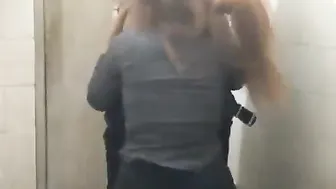 شرموطه عربيه مع عشيها في الحمام بتاخد زبه في طيزها وتصرخ