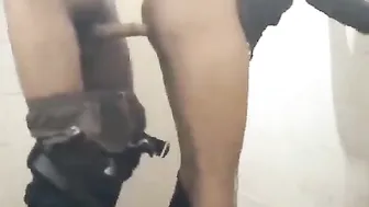 شرموطه عربيه مع عشيها في الحمام بتاخد زبه في طيزها وتصرخ