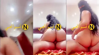 قحبة خليجية منقبة تتناك على الارض وتبلع زب حبيبها