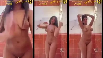 احلى رقص في الحمام من خليجية بتعرض بزازها وجسمها