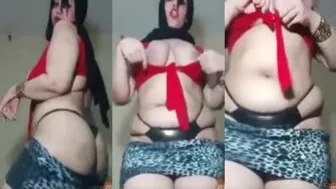 عربية جامدة بترقص لحبيبها وتعرضله بزازها وطيزها