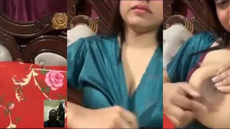 عربية بتقفش بزازها الكبيرة لحبيبها على السرير