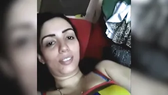 لبوة عربية بتصور بزازها لحبيبها على السرير