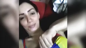 لبوة عربية بتصور بزازها لحبيبها على السرير
