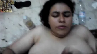 عربيه مربربه عشيقها بيخليها تمص زبه ويرشقه في كسها