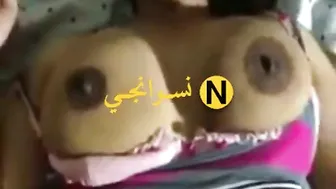 فرسه بلدي بزازها ملبن بتقول لعشيقها افشخلي كسي