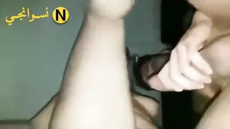 طيزها كبيره حبيبها بيحط زبه في كسها ويصورها من الارض