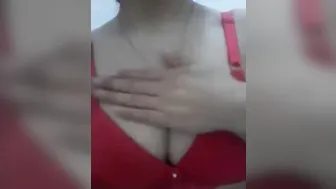 لبوة بتقفش في بزازها في غرفة النوم وتهيج الزبون