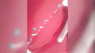 لبوة بتقفش في بزازها في غرفة النوم وتهيج الزبون