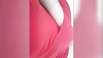 لبوة بتقفش في بزازها في غرفة النوم وتهيج الزبون