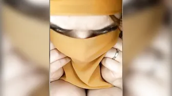 عربيه مع متابعينها بتعرض وتفتح كسها الوردي وتدلعهم