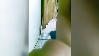 متناكة مربربة فاشخه كسها على سرير جوزها وتتصور