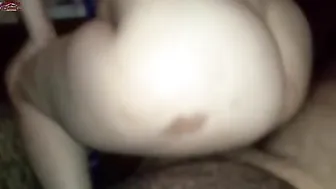 دلوعه بلدي خدت الزب بين بزازها ونزلت عليه بطيزها الفاجره