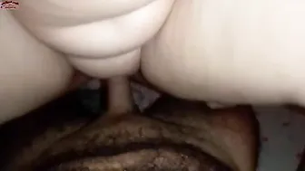 دلوعه بلدي خدت الزب بين بزازها ونزلت عليه بطيزها الفاجره